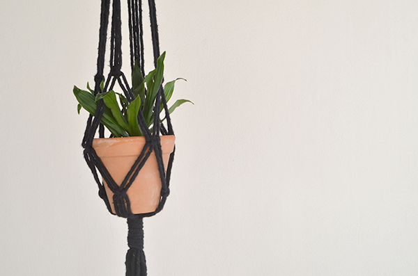 vaso de barro em hanger de macrame preto